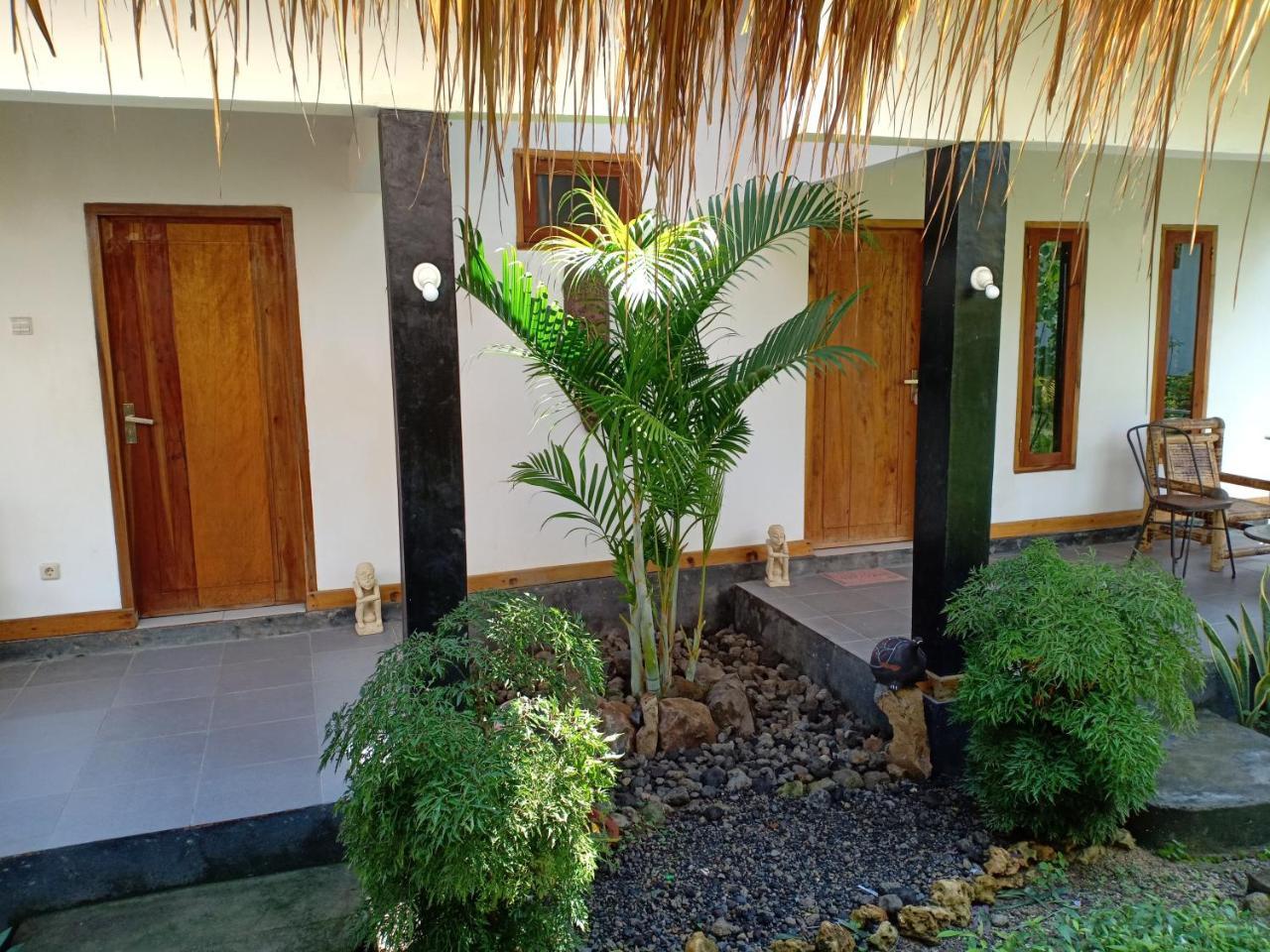 Dewi Garden Guesthouse Kuta  Exterior photo