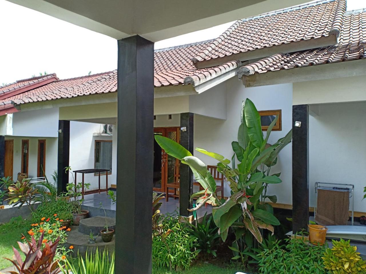 Dewi Garden Guesthouse Kuta  Exterior photo