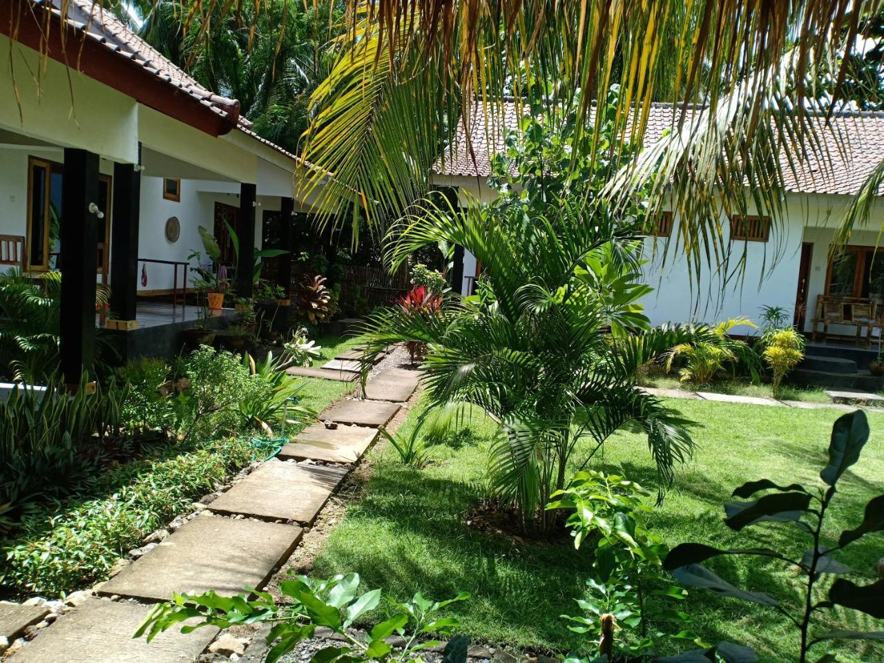 Dewi Garden Guesthouse Kuta  Exterior photo